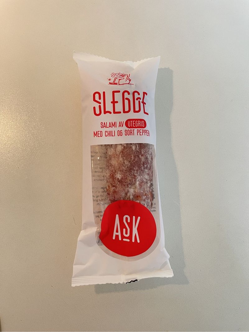 slegge-salami-av-utegris-med-chili-og-sort-pepper-ask-noba
